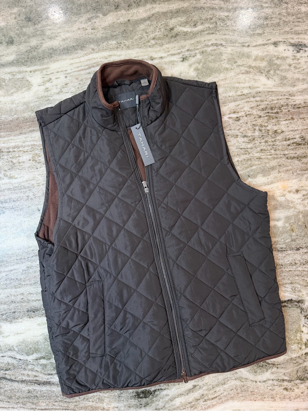 NWT Men’s Tahari Quilted Vest in Black with Brown Fleece Lining
Medium